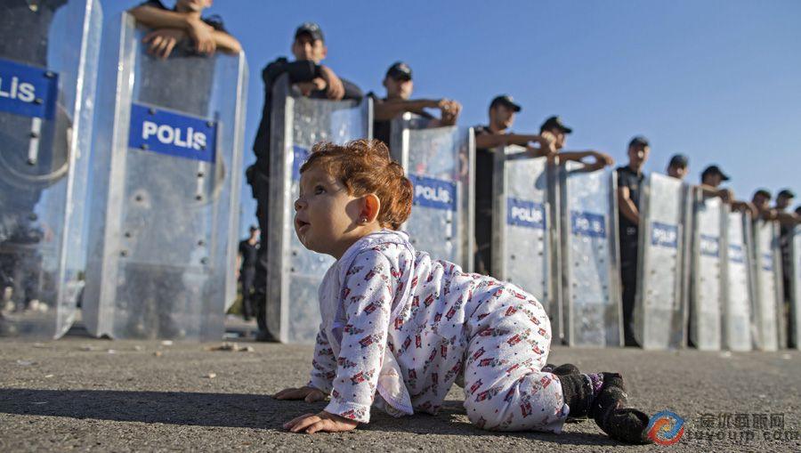 叙利亚难民百态:13岁难民警察盾牌阵前拉小提