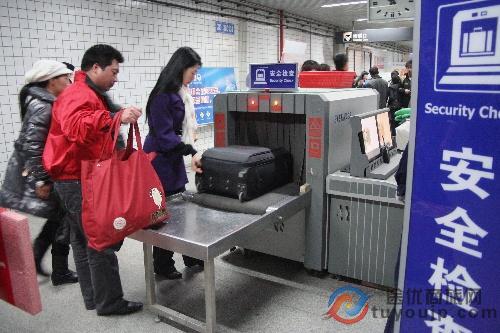 乘客安检现场借刀宰活鸭,因为活鸭子禁止带上